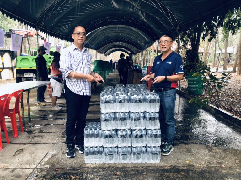 ขอขอบพระคุณ คุณธนกร บุญเจริญกิจจา เจ้าของโรงแรมนอนชิลล์เขาใหญ่ ปากช่อง เจ้าของปั้มน้ำมัน ปตท.และ กาแฟ คาเฟ่อเมซอน มอบน้ำดื่ม 1,200 ขวด สนับสนุน กิจกรรมวิ่ง “สีมารันนิ่ง”