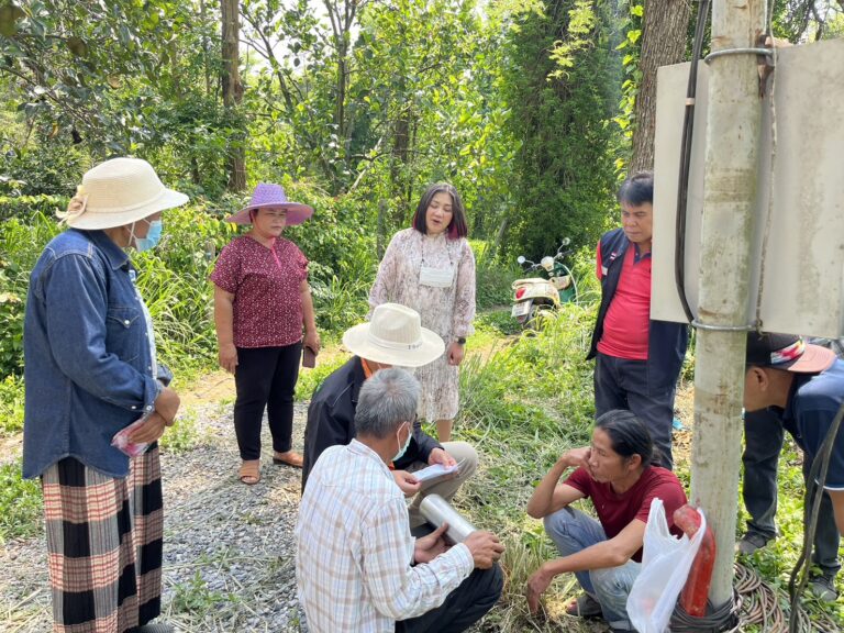 วันที่ 18 พฤษภาคม 2566 นายวิโรจน์ ศรีสังข์ นายกเทศมนตรีตำบลสีมามงคล นางพัชรี ศรีสังข์ รองนายกเทศมนตรีฯ นายเสวก ผิวละออ ประธานสภาเทศบาลฯ นายสมชาย ศรีนาก สมาชิกสภาเทศบาลฯ นำกองช่างตรวจสอบปั๊มซัมเมอร์ส หมู่ 5 คุ้มโรงกุลี เนื่องจากเสียใช้งานไม่ได้ และให้งานป้องกันฯ นำน้ำเติมแทงค์เพื่อให้ชาวบ้านได้มีน้ำในการอุปโภคต่อไป