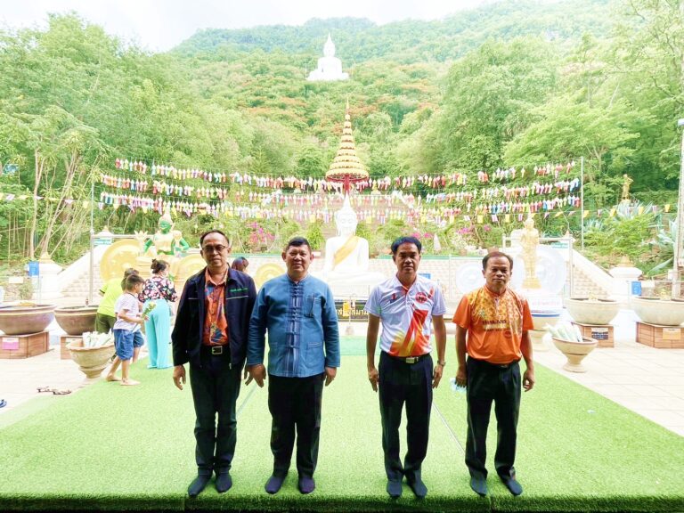 วันที่ 13 มิถุนายน 2566 นายวิโรจน์ ศรีสังข์ นายกเทศมนตรีตำบลสีมามงคล นำนายสมบูรณ์ สุธีระกูล ผู้ตรวจราชการกรมส่งเสริมการปกครองท้องถิ่น นายอนันต์ ถ้ำทอง ท้องถิ่นจังหวัดนครราชสีมา และนายมนู คุขุนทด ท้องถิ่นอำเภอปากช่อง กราบสักการะขอพรพระพุทธสกลสีมามงคล หรือ “หลวงพ่อขาว” พระพุทธรูปนั่งปางประทานพรสีขาว ตั้งโดดเด่นเป็นสง่าอยู่บนยอดเขาสีเสียดอ้า ณ วัดเทพพิทักษ์ปุณณาราม (วัดพระขาว) ซึ่งเป็นสถานที่ท่องเที่ยวทางศาสนาที่สำคัญของตำบลกลางดง