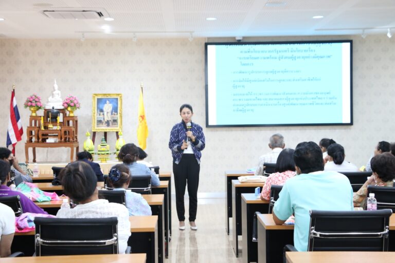 วันที่ 10 พฤศจิกายน 2566 เทศบาลตำบลสีมามงคล จัดการเรียนการสอนโครงการส่งเสริมสนับสนุนโรงเรียนผู้สูงอายุเทศบาลตำบลสีมามงคล ครั้งที่ 1 เรื่อง การใช้ชีวิตในวัยผู้สูงอายุ , การเตรียมตัวก่อนวัยสูงอายุด้านต่าง , การเปลี่ยนแปลงด้านจิตใจ ร่างกาย สังคม เศรษฐกิจ , กิจกรรมในวัยสูงอายุ และการใช้ชีวิตร่วมกับคนหลายวัย นางสาวจรรยารักษ์ บุณยานุเคราะห์ นักสังคมสงเคราะห์ชำนาญการ