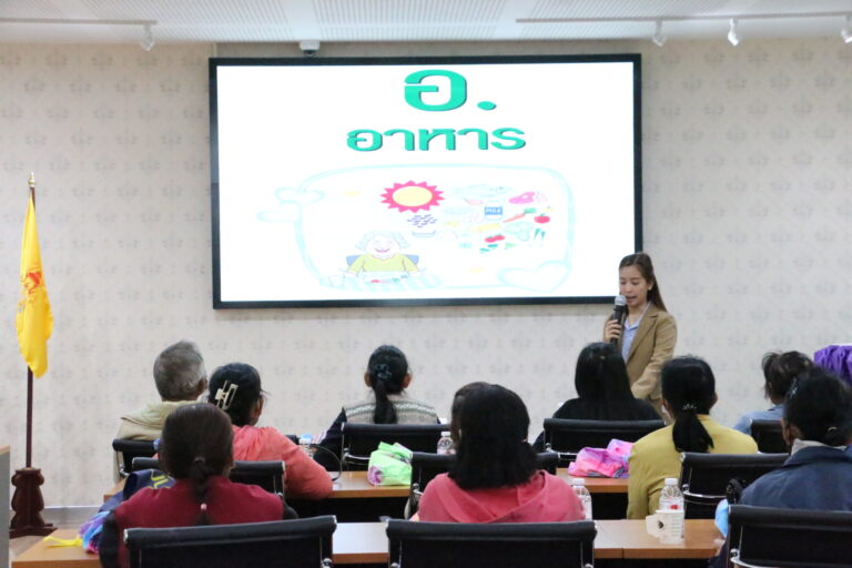 วันที่ 22 ธันวาคม 2566 โรงเรียนผู้สูงอายุเทศบาลตำบลสีมามงคล จัดการเรียนการสอนครั้งที่ 4 หัวข้อ แนวทางการดูแลสุขภาพตามหลัก “3 อ”  โครงการส่งเสริมสนับสนุนโรงเรียนผู้สูงอายุเทศบาลตำบลสีมามงคล ประจำปีงบประมาณ พ.ศ. 2567  โดยมีนางสาวโศภิษฐาจารีย์ สิทธิเสนา พยาบาลวิชาชีพปฎิบัติการ ณ โรงพยาบาลส่งเสริมสุขภาพตำบลกลางดง เป็นวิทยากร