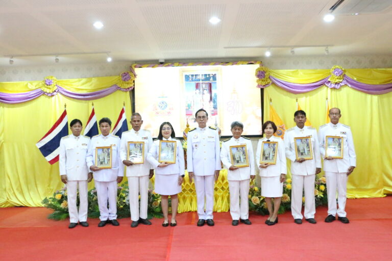 พิธีรับพระราชทานพระบรมฉายาลักษณ์พระบาทสมเด็จพระเจ้าอยู่หัว