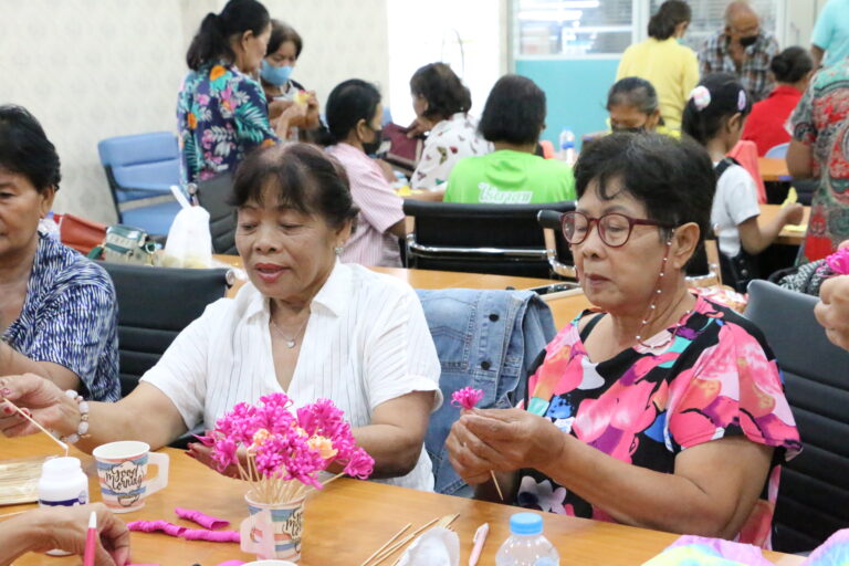 โครงการส่งเสริมสนับสนุนโรงเรียนผู้สูงอายุเทศบาลตำบลสีมามงคล (การทำดอกไม้จันทน์)