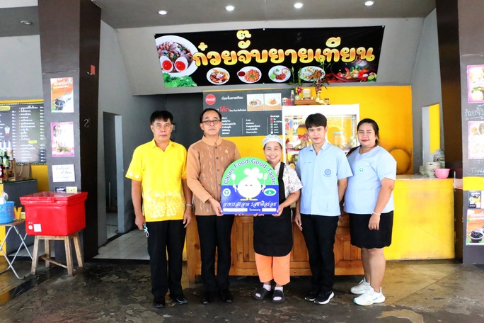 เทศบาลตำบลสีมามงคล ดำเนินการมอบป้าย (Clean Food Good Taste)