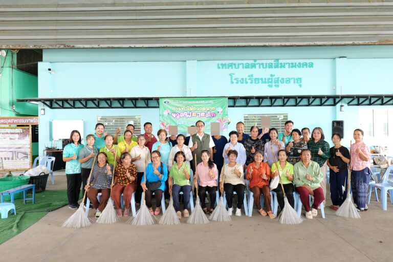 วันที่ 2 กรกฎาคม 2568 เทศบาลฯ จัดโครงการฝึกอบรมส่งเสริมอาชีพ ประจำปี 2568 กิจกรรมการทำไม้กวาดจากขวดพลาสติก