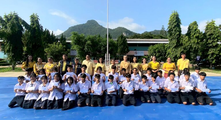 กิจกรรมมอบทุนปัจจัยพื้นฐานสำหรับเด็กนักเรียนโรงเรียนกลางดงปุณณวิทยา