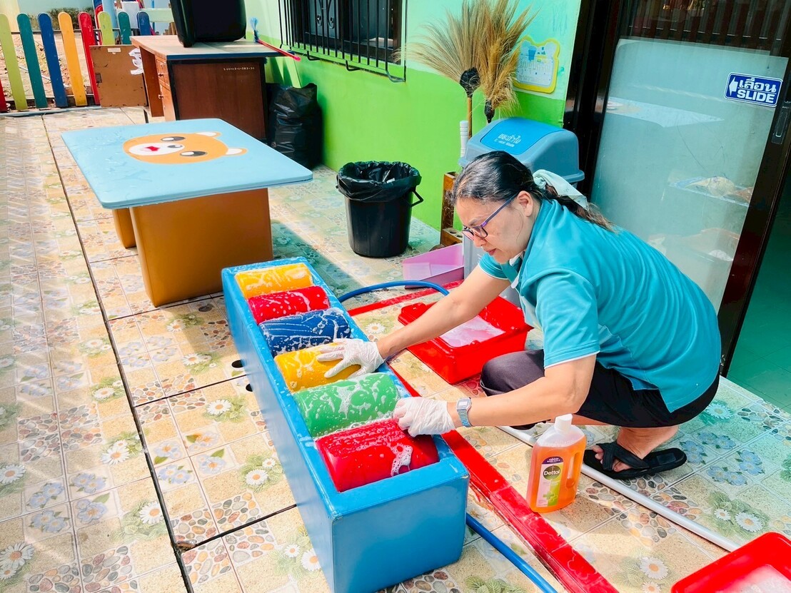 ศูนย์พัฒนาเด็กเล็กฯ ทำความสะอาดห้องเรียนและฆ่าเชื้อโรค