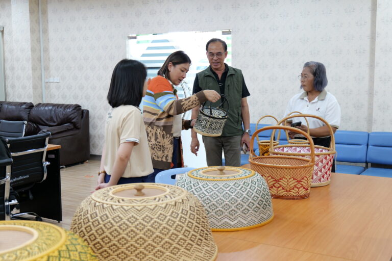 ผู้จัดการโรงงาน บริษัท เอบิโก้ แดรี่ฟาร์ม จำกัด ร่วมชมการสานตะกร้า ตามโครงการฝึกอบรมส่งเสริมอาชีพ
