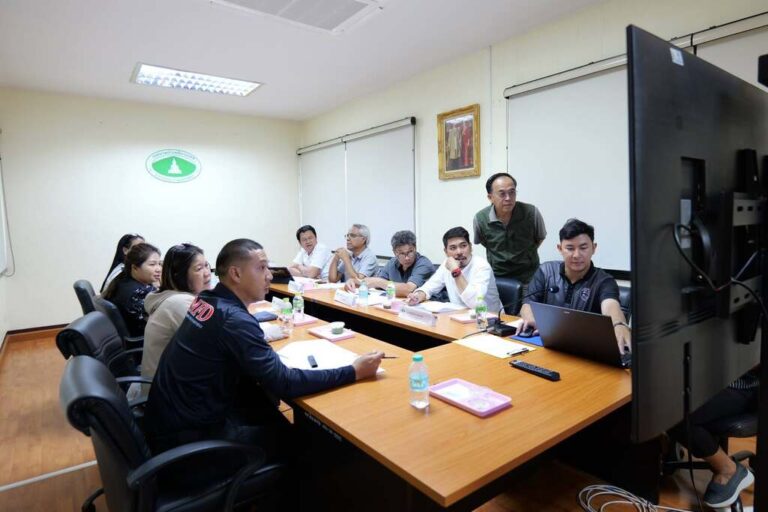 ประชุมพิจารณาการช่วยเหลือประชาชน