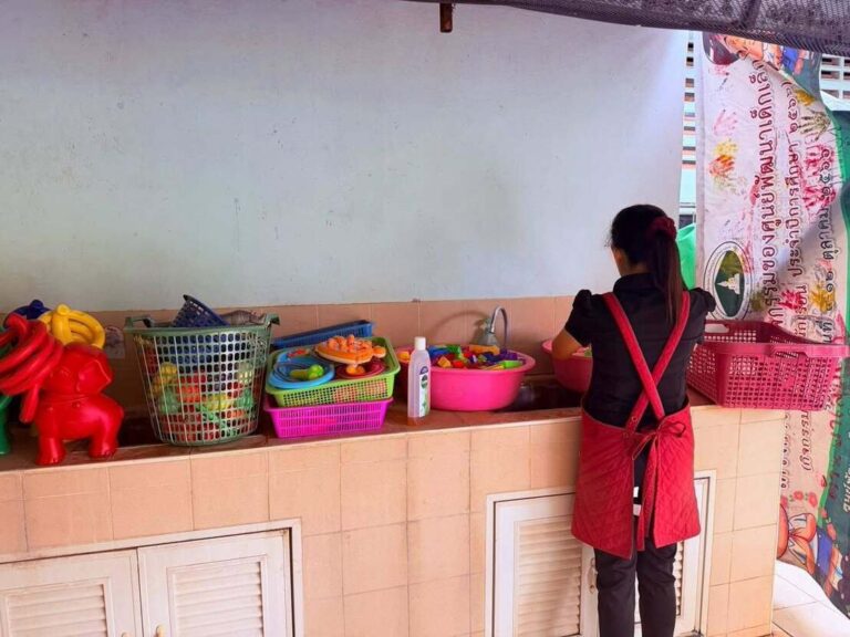 ศพด.บุญบันดาล ทำความสะอาดของเล่น