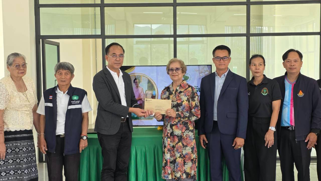 ขอขอบพระคุณ อาจารย์สมสมัย ยาไทย มอบงบ 100,000 บาท เพื่อส่งเสริมการจัดการศึกษาเทศบาลฯ