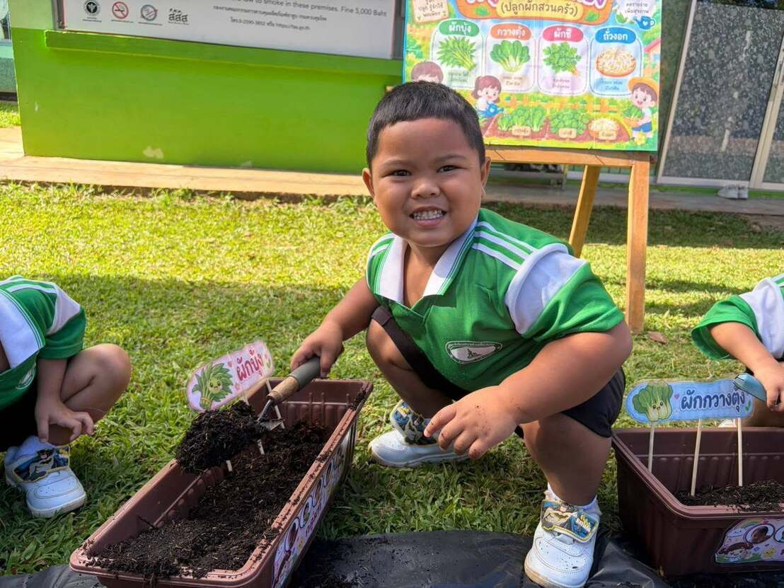 หนูน้อยพอเพียง เรียนรู้วิธีปลูกผักสวนครัว